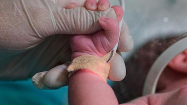 20 günlük bebek babasının kullandığı minibüsün altında can verdi