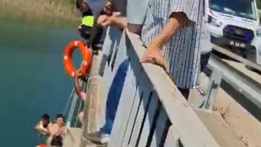 Adana'da Köprüden Düşen Kadın Kurtarıldı