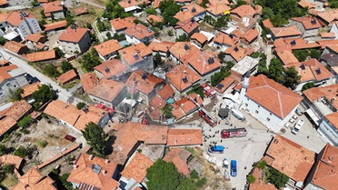 Kütahya'da Bahçe Yangını: 2 Araç ve 3 Ev Yandı