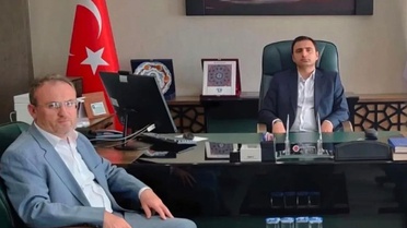 Müftülükte tartışma yaratan görüntü: Stajyer vali yardımcısı vekili makam koltuğuna oturdu, Diyanet camiasından tepki geldi