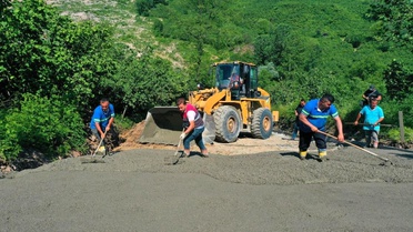 Ordu'da heyelan sonucu açılan alternatif yol betonla güçlendirildi