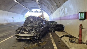 Tünelde ortalık savaş alanı! Araçlar hurdaya döndü, 10 inek telef oldu