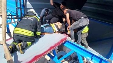 Taş kırma kuyusuna düşen 2 işçiyi itfaiyeciler kurtardı