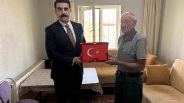 Tomarza’da şehit babalarına Babalar Günü ziyareti