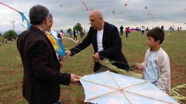 Uçurtması Koptu, Yöneticiler Yardıma Koştu
