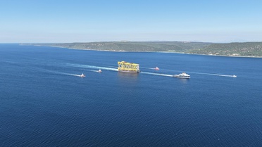 350 metrelik sondaj iskelesi Çanakkale Boğazı'ndan geçti
