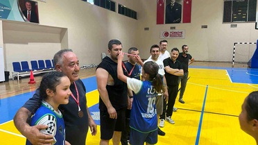 Burhaniye'de Babalar Günü Basketbol Etkinliği