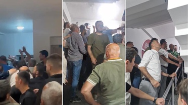 CHP İzmir'de gece yarısı arbedesi, yeni il başkanı Utku Gümrükçü binaya girdi, ortalık karıştı