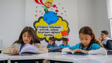 Şair Sinanoğlu'ndan Eğitime Kütüphane Desteği