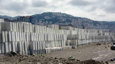 Faroz Limanı'nda Dalga Engelleyici Dev Taşlar