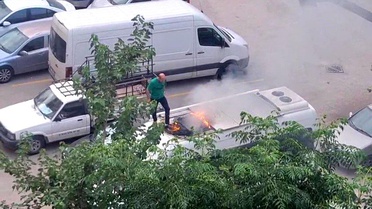 Park halindeki aracın tavanında çıkan yangına vatandaşlar müdahale etti