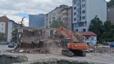 Havza'da selden zarar gören tarım müdürlüğü binası yıkıldı