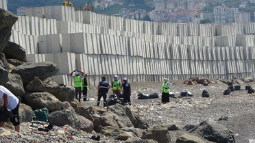 Devasa bloklar Faroz Limanı'na dizildi, görenler Çin Seddi'ne benzetti
