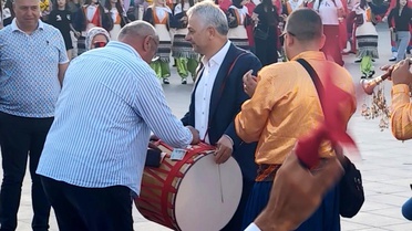 Türkiye Halk Oyunları Federasyonu Başkanı davul çalarak bahşiş topladı