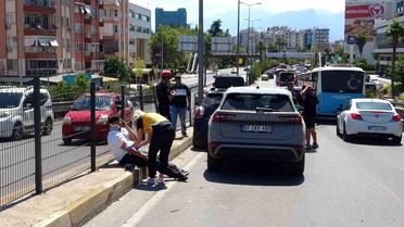 Üst geçitte 4 araç birbirine girdi: 1 yaralı
