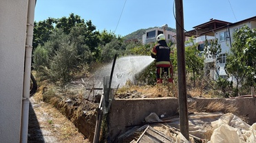 Anamur'da Bahçedeki Yangın Söndürüldü