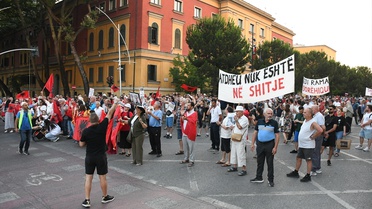 Arnavutlar Trump bağlantılı turizm projesini protesto ediyor