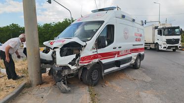 Ambulans ve SUV Çarpıştı: 10 Yaralı