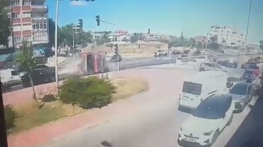 Büyükçekmece'de İtfaiye Aracı Devrildi