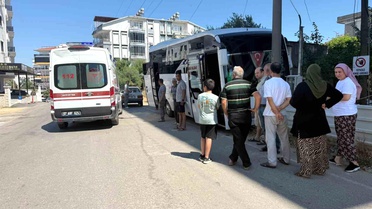 Antalya'da Servis Midibüsü Elektrik Direğine Çarptı