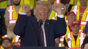 Donald Trump'tan kürsüde ilginç hareketler