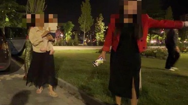 Bebeğini arabada unuttu, hıncını gazetecilerden çıkardı