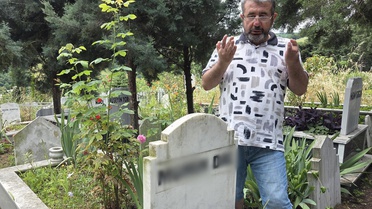 Kiracısı 4 ay ödeme yapmayınca mezarlığa gitti! Şikayetini ölen babasına anlattı