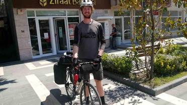 Kız arkadaşından ayrılınca dünya turuna çıkan genç gezgin bir yılda 8 bin kilometre pedal çevirdi