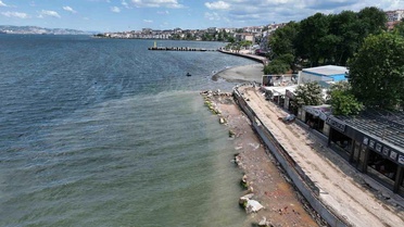 Kocaeli'nin gözde sahili Değirmendere'de dalgakıran ve yeni yol mesaisi