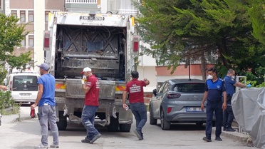 Mahalleyi canından bezdiren kokunun altından çöp ev çıktı, ekipler saatlerce temizledi