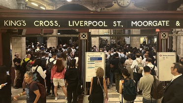 Londra'da Sıcak Hava ve Şiddetli Yağış Aksaklık Yarattı