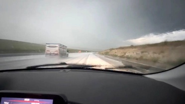 Kars'ta Dolu Yağışı Sürücüleri Zorladı