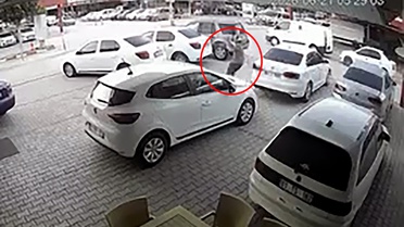 Oto galeriye silahlı saldırı kamerada; çok sayıda araca kurşun isabet etti