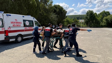 Alaçam'da Traktör Dereye Devrildi