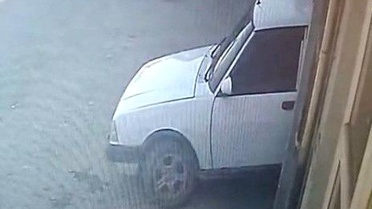 Otomobil Altında Kalan Usta Yaralandı