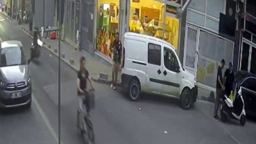 Tek Tekerle İlerleyen Motosiklet Park Halindeki Araca Çarptı