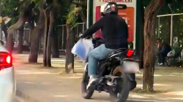 Motosiklet Sürücüsü Kaldırıma Çıktı