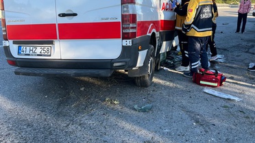 Ambulans TIR'a Çarptı: 1 Ölü, 3 Yaralı
