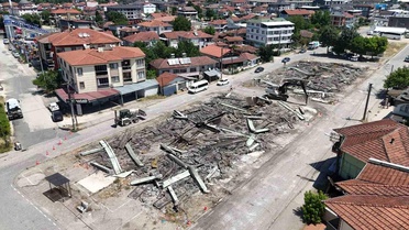 Düzce'de riskli yapılar temizliyor