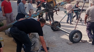 Besni'de Çiftçi Makineye Sıkıştı