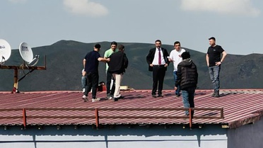 Türkiye'yi gezip çatılara çıkıyor! 'İntiharkolik' yine sahnede