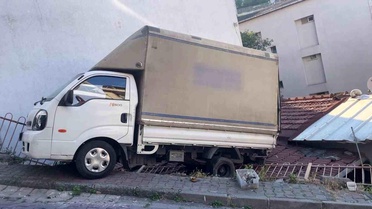 Kağıthane'de Kamyonet Ev Çatısına Düştü