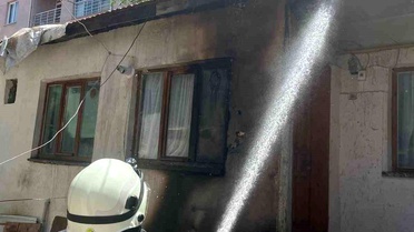 Müstakil evin çatısına çıkan yangın büyümeden söndürüldü