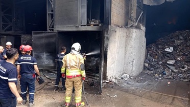 Payas'ta iş yeri alevlere teslim oldu