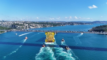 İstanbul Boğazı'nda Sondaj Platformu Geçişi