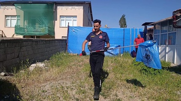 Şarkışla'da Yılan İtfaiye Ekipleri Tarafından Yakalandı