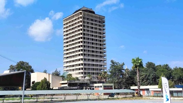 Adana'da Hasarlı Bina Kontrollü Yıkıldı