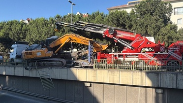 Bahçelievler'de Tırdan Düşen Ekskavatör Alt Geçitte Asılı Kaldı