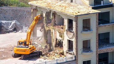 Başiskele'de ormanlık alana inşa edilen 3 katlı kaçak yapı yıkıldı