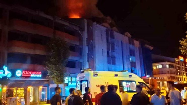Çaycuma'da 4 katlı binanın çatısında yangın